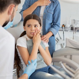 child visiting pediatric emergency dentist in Auburn 